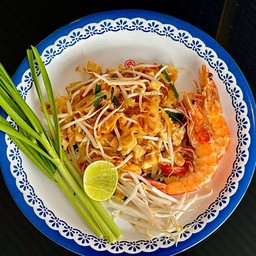 ผัดไทยกุ้งใหญ่   ลานจอดรถวัดเพชรสมุทร (ล็อคที่8)