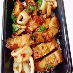 กระเพราหมูกรอบปลาหมึก