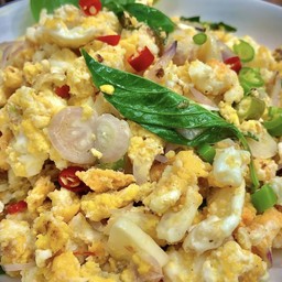 ไข่ขยี้พริกน้ำปลาผัดใบโหระพา (กับข้าว)