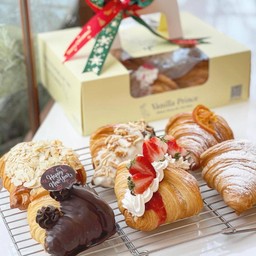 ครัวซองต์วันเกิดพร้อมผูกโบว์ 6ชิ้นรวมรส