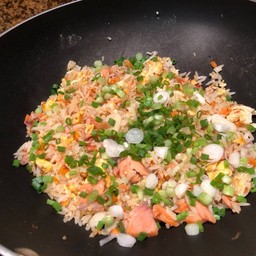 ข้าวผัดปลาเซลมอน