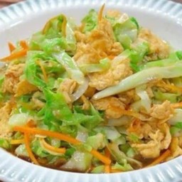 ข้าวผัดกะหล่ำปลีใส่ไข่