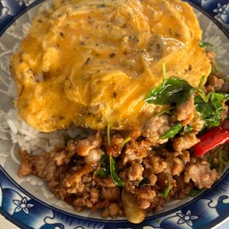 ข้าวไข่ข้นกะเพราหมูสามชั้น