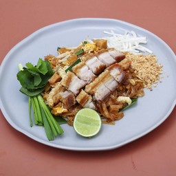 ผัดไทยหมูกรอบ