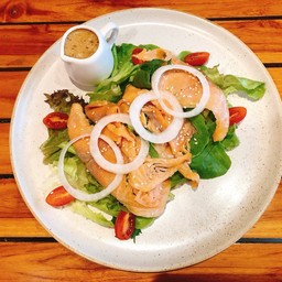 สลัดปลาแซลม่อนรมควัน