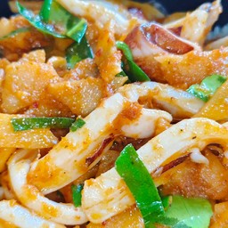 ข้าวผัดพริกแกงหมึกหน่อไม้ดอง