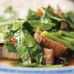 ข้าวผัดคะน้าหมูกรอบ