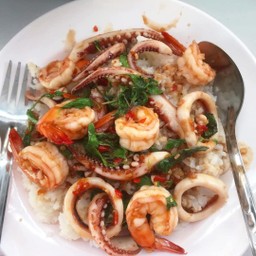 ข้าวกะเพรา (เลือกเนื้อสัตว์ในตัวเลือก)