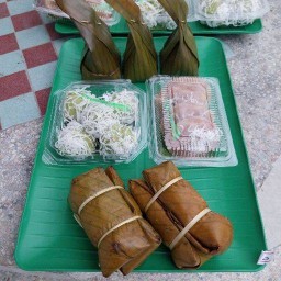 ร้านจ๊ะเอ๋ขนมหวาน ใบตอง อร่อยจัง