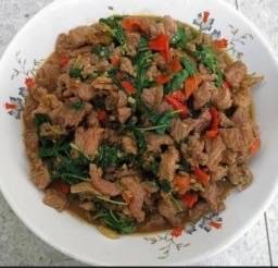 ผัดกระเพาเนื้อ ราดข้าว