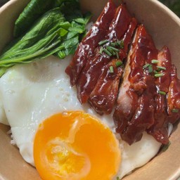 ข้าวหมูแดงฮ่องกง (รวมไข่ดาว)