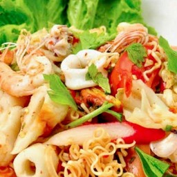 ยำรวมมิตรทะเล+มาม่า