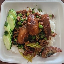 ข้าวกระเพราไข่เยี่ยวม้า