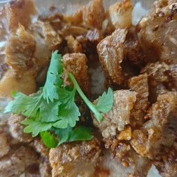 หมูกรอบกระเทียมราดข้าว