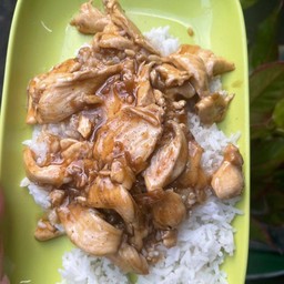 ผัดกระเทียมราดข้าว