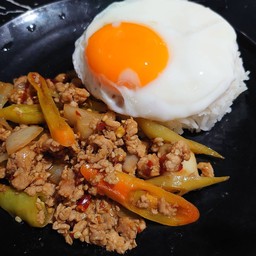 ข้าวหมูสับผัดพริกหยวก+ไข่ดาว