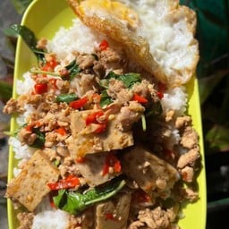 ผัดกะเพราราดข้าว