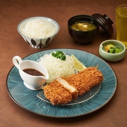 ชุดโทคุโรสึ (พรีเมียมสันนอก) + ข้าวญี่ปุ่น + ชาเขียว + ซุปมิโซะ + กะหล่ำปลี