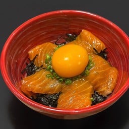 ข้าวหน้าปลาดิบแซลมอนยุกเกะ