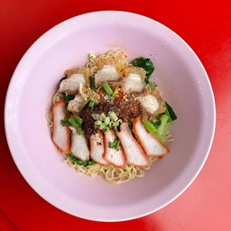 บะหมี่หมูแดงหมูกรอบต้มยำแห้ง