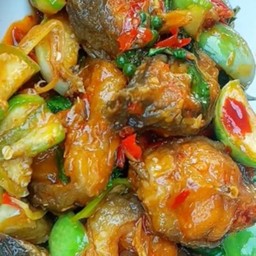 ผัดพริกแกงปลาดุกราดข้าว