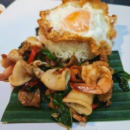 กะเพราทะเลราดข้าวไข่ดาว