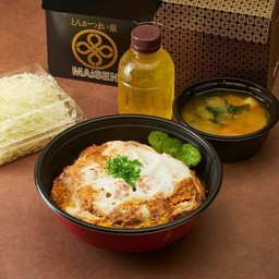 ชุดข้าวหน้าไข่คุโรบูตะคัตสึ สันนอก + ชาเขียว + ซุปมิโซะ + กะหล่ำปลี