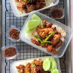 ข้าวไก่ทอดกระเทียม