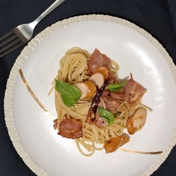 สปาเกตตี้ ผัดพริกแห้ง ไส้กรอก เบคอน