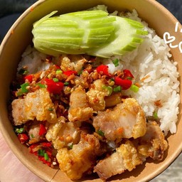 ข้าวหมูกรอบคั่วพริกเกลือ+ไข่ดาว