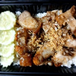 หมูกรอบกะเทียมพริกไทยราดข้าว