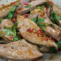ผัดกระเพราตับหมู