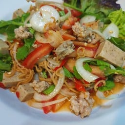 ยำมาม่าหมูสับหมูยอ