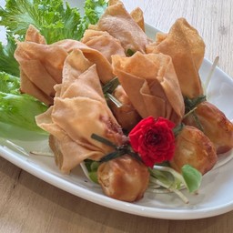 ถุงทองทอด Deep-Fried Shrimp Dumpling