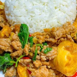 ข้าวกระเพราหมูสับเต้าหู้ไข่