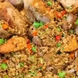 หมูกรอบผัดพริกเกลือราดข้าว