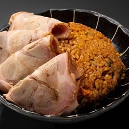 ข้าวผัดสไปซีท็อปปิ้งหมูชาชู