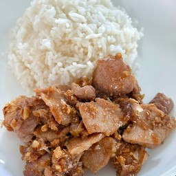 ข้าวหมูกระเทียมพริกไทย