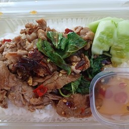 ข้าวผัดกระเพราหมูสไลด์