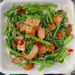 ข้าว ผัดผักบุ้งหมูกรอบ