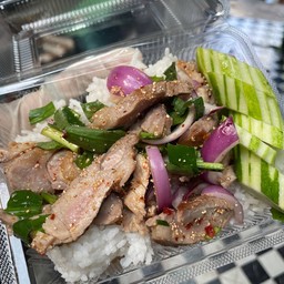 หมูน้ำตกราดข้าว