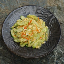 ข้าวราดแตงกวาผัดไข่