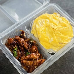 ข้าวกะเพราไก่ทอด +ไข่ข้น