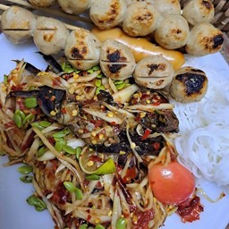 set box ตำปูปลาร้า+ขนมจีน 1 ห่อ +ลูกชิ้นย่าง 3 ไม้