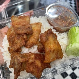 ข้าวหมูสามชั้นทอดน้ำจิ้มแจ่ว