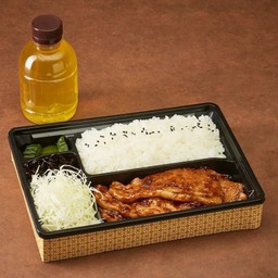 ชุดเบนโตะหมูผัดขิง + ชาเขียว