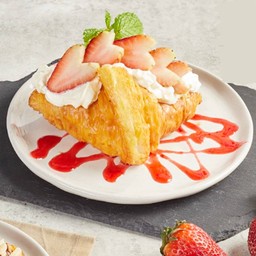 ครัวซองวิปปิ้งครีมสตรอเบอร์รี่