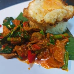 ผัดพริกแกงหมูราดข้าวไข่ดาว