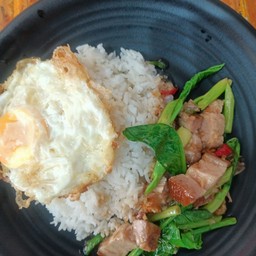 ข้าวคะน้าหมูกรอบ