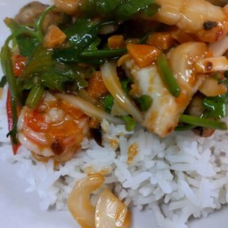 ทะเลผัดไข่เค็มราดข้าว